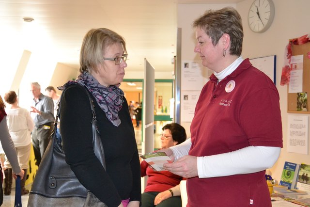 Karin König aus Hollenbach (li.) wurde am Hospizstand zum Thema Kinder und Trauer beraten.