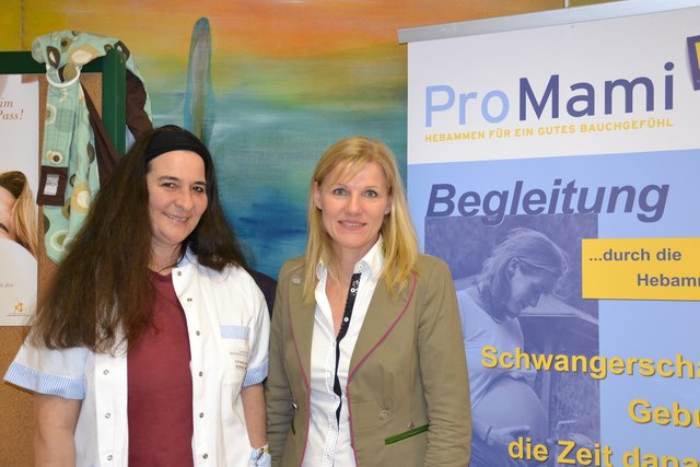 Marlies Lang (re.) ist frei praktizierende Hebamme, Anna Neubauer die Stationshebamme im Klinikum.