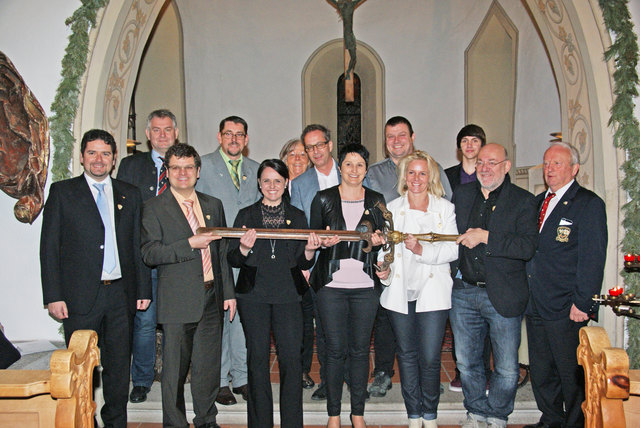 Bruderschaftsmeister Adi Werner, Schatzmeisterin Gerda Werner, die Bgm. Wolfgang Jörg und Helmut Mall mit den Neuaufgenommenen.