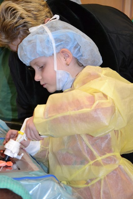Chirurgin Viktoria konzentriert sich in der Kuscheltierklinik bei der Operation Gummibärli.