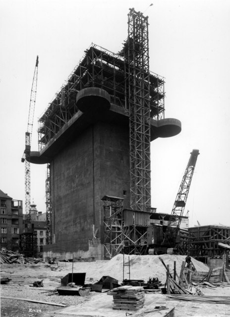 Das Foto zeigt die Errichtung des Flakturms im Esterházypark im Jahr 1944. | Foto: Unternehmensarchiv Bilfinger SE, Mannheim