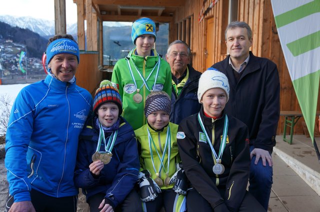 Trainer Alois Winter, links, mit den Steirischen Meistern Nina Doppelreiter (Bildmitte), Morin Jannik, vli., Lukas Haagen und David Haagen (Österr. Meister im Sprunglauf) sowie dahinter ESV-Schisprungobmann Friedl Doleschal und Regierungskommissär Karl Rudischer.