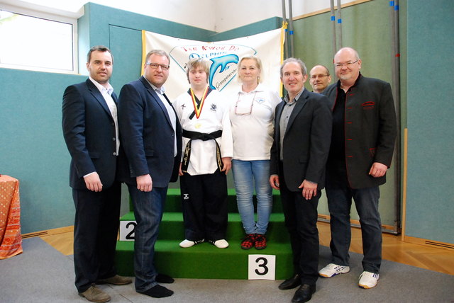 v.l.n.r.: ASVÖ Burgenland-Landessekretär Mag. Christoph Fally, Vbgm. Ing. Gregor Hafner, Para-Taekwondo-Weltmeister Dominik Radosztics mit Mutter, Bgm. Wolfgang Tauss, Mag. Werner Kamper und Vereinsobmann und Gemeinderat Dr. Horst Kallich.