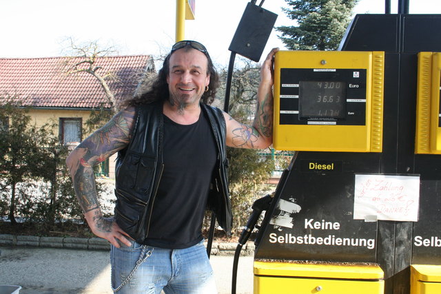 Christian "Chris" Misof von der Diskont-Tankstelle Chris in Innermanzing ist sauer: "Wer etwas arbeitet, wird bestraft."
