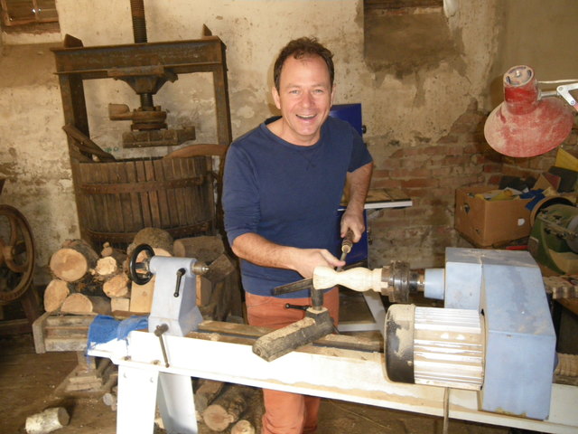 Markus Hirtler, "Ermi Omi", betätigt sich auf seinem Freizeithof als Drechsler.