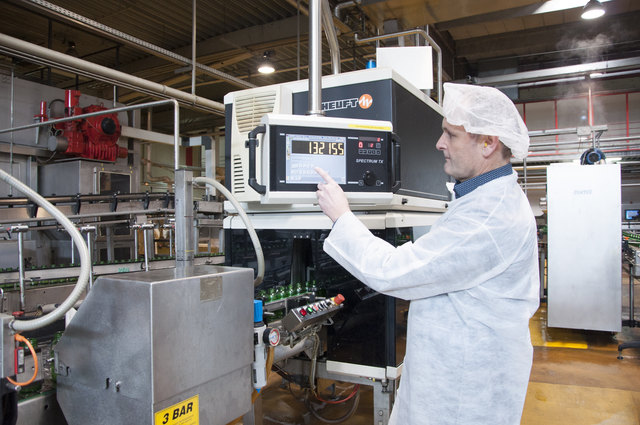 Mit modernsten Geräten werden die Flaschen kontrolliert