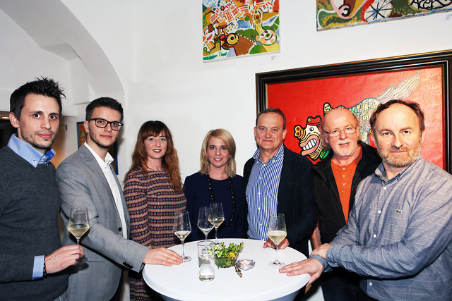 Gerald Höllinger (Architekturbüro GHT Plan), Andreas Höllinger (Andares Werbeagentur), Helena Macku und Vendula Ortmann (Töchter Zdenek Macku), Bürgermeister Wolfgang Schirz, Galerist Günter Huemer (3KW) und Andreas Strohhammer (Lentos). | Foto: Foto: privat