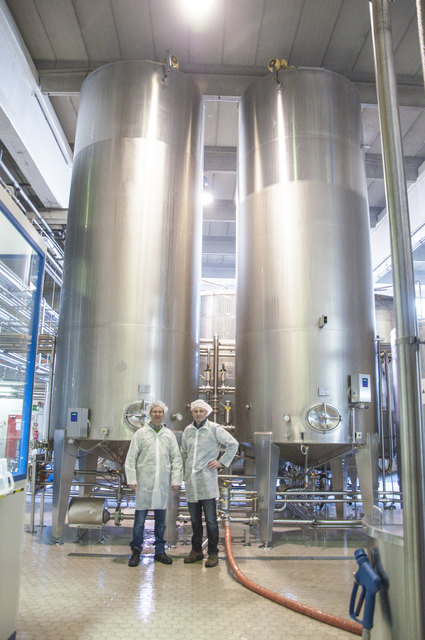 In diesen Tanks wird das Fruchtpüree mit Wasser abgemischt