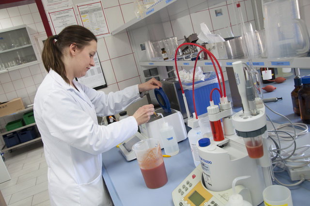 Im Labor wird der Saft genau getestet