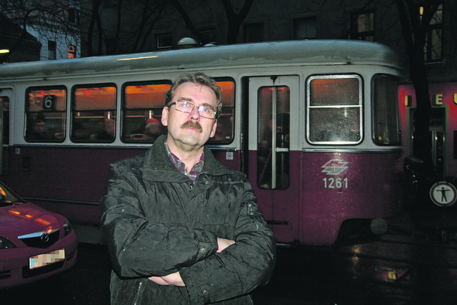 Genervt von den scheppernden Entwässerungsdeckeln, wünscht sich Anrainer Thomas Koppensteiner mehr Ruhe.