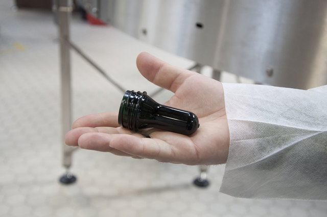 So sieht eine Plastikflasche aus, bevor sie vor Ort aufgeblasen wird