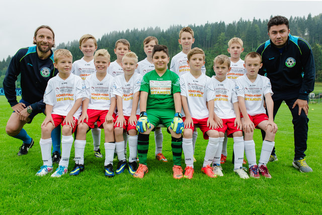 Die U10-Mannschaft vom Projekt 87 mit Norbert Hofer (links) und Ates Ilhan (rechts) | Foto: KK