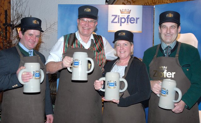 Zipfer Josefibock-Probe: Michael Altmann, Günther Seeleitner, Gabriele Aigenstuhler, Johann Baumann (v.l.)