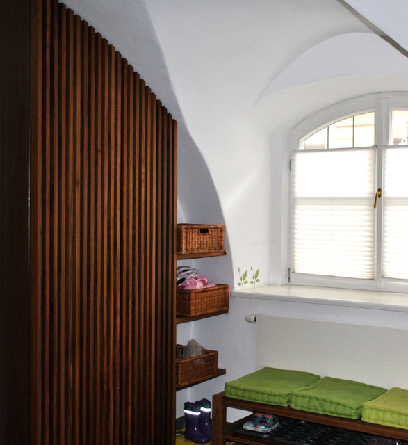 Kommode aus dunklem Holz mit Stauraum, an die Wandverhältnisse angepasst. | Foto: umgewohnt