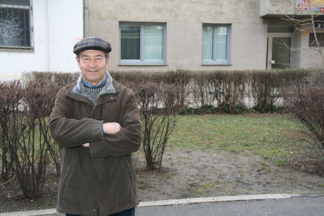 Wiese statt Schlamm und Müll wünscht sich Anrainer Erich Harasym im Beserlpark. Ein Zaun soll helfen.