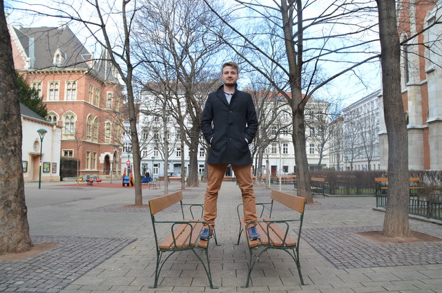 Valentin Schmiedhofer vor der Pfarre St. Elisabeth: "Wir wollen das die Leute näher zusammenrücken." | Foto: Foto: Edler