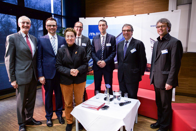Prof. Mag. Josef Kolarz-Lakenbacher, Dipl.-Ing. Dr. Franz Fidler, Dipl.-Kfm. Michael Seidel, Dr.-Ing. Sebastian Schlund, Dr. Andreas Ludwig, FH-Prof. DI Hannes Raffaseder. Mitte:FH-Geschäftsführerin Dr. Gabriela Fernandes. | Foto: FH St. Pölten / Qiu Junxiang