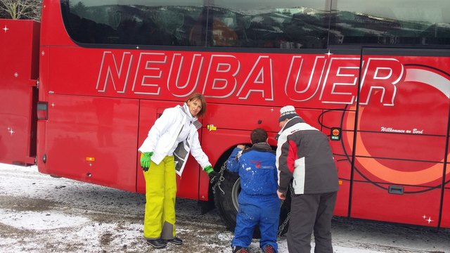 Regina Neubauer und ihre Mitarbeiter legen Schneeketten an den Bus an, um den WB sicher zu transportieren. | Foto: WB Altenberg