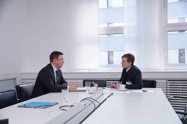 Bedarf an Verpackungsmaterial in China steigt: Voith-Manager Bernd Stibi im Gespräch mit Redakteur Johannes Gold. | Foto: Woehl