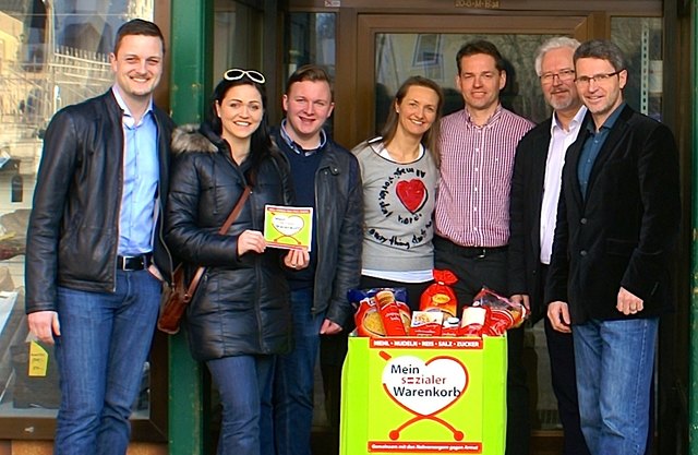 Warenkorb-Partner: Im Bild (v.l.) Vogtenhuber, Holzinger, Slezina, Sieglinde & Michael Gruber, Senzenberger, Krenn. | Foto: SPÖ