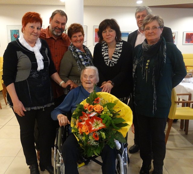 Emma Trutschnig feierte mit ihren Verwandten sowie ihrer Betreuerin Burgi Eder. | Foto: WPH Lienz