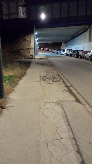 Durch Bauarbeiten im angrenzenden Kleingarten fährt der LKW Über den Gehsteig. Und das ist das ergebniss