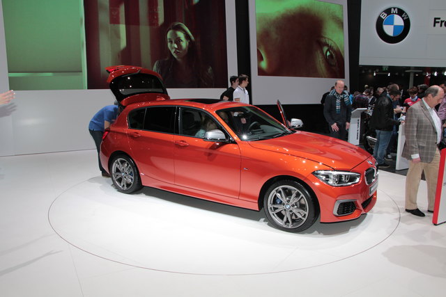 BMW 1er: BMW überarbeitet die 1er-Reihe. Zur Mitte der Laufzeit erhält das Einstiegsmodell nicht nur ein retuschiertes Design, mehr Ausstattung und ein erweitertes Infotainment-Angebot, sondern vor allem neue Motoren: Dazu zählen auch Dreizylinder.
Die aufgefrischten Drei- und Fünftürer der Baureihe kommen Ende März auf den Markt.
Ganzer Stolz der Entwickler ist der 116d aus der Efficient Dynamics Edition: Sein 1,5 Liter großer Dreizylinder mit 85 kW/116 PS wird mit einem Normverbrauch von 3,4 Litern. | Foto: Karl Künstner