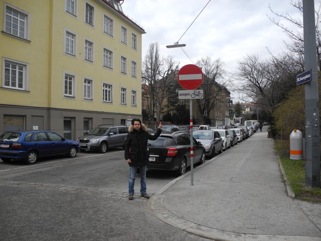 LAbg D.Nepp vor der neuen Einbahn am Saarplatz
