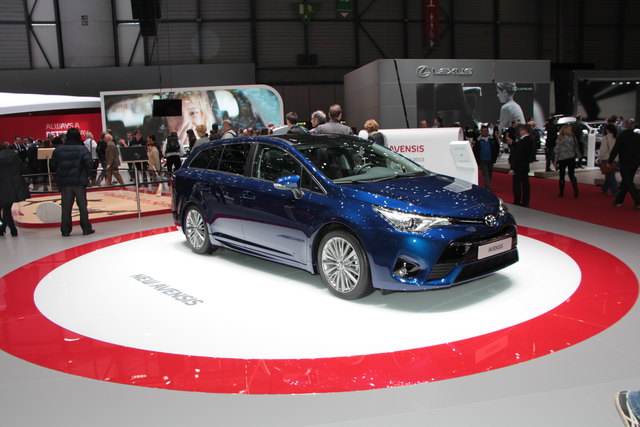 Toyota Avensis: Toyota frischt den Avensis auf. Das Flaggschiff der japanischen Marke bekommt ein neues Gesicht mit markanteren Konturen und schmalerem Kühlergrill. Außerdem stellt Toyota eine erweiterte Komfort- und Sicherheitsausstattung sowie effizientere Motoren für Limousine und Kombi in Aussicht. | Foto: Karl Künstner