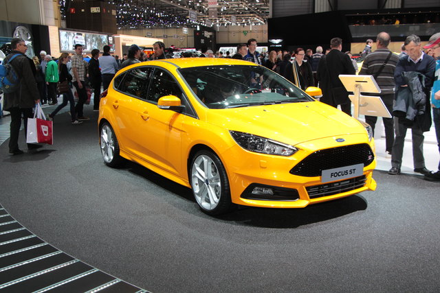 Ford Focus ST: Beim kompakten Sportler können Kunden künftig nicht nur zwischen dem Fünftürer und Kombi wählen, sondern das Auto erstmals auch als Diesel ordern. Der Selbstzünder schöpft aus 2,0 Litern Hubraum 136 kW/185 PS, ermöglicht einen Sprintwert von 8,1 Sekunden auf 100 km/h und ein Spitzentempo von 217 km/h, teilt Ford mit. Der Normverbrauch beträgt 4,2 Liter (CO2-Ausstoß: 110 g/km). | Foto: Karl Künstner