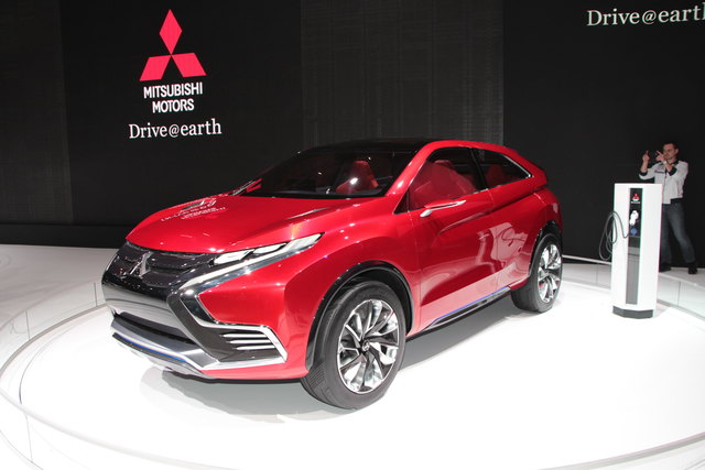 Mitsubishi XR-PHEV: Mitsubishi gibt einen Ausblick auf den nächsten ASX. Die Studie XR-PHEV II entspricht schon weitestgehend dem Serienmodell. Zu den technischen Neuerungen des 4,49 Meter langen und 1,89 Meter breiten Kompakt-SUVs zählt ein Plug-in-Hybridantrieb mit Benzin- und Elektromotor, der – anders als beim größeren Outlander – nur die Vorderräder antreibt. Im Schnitt soll der Hybrid-ASX nur 40 Gramm CO2 pro Kilometer ausstoßen. | Foto: Karl Künstner