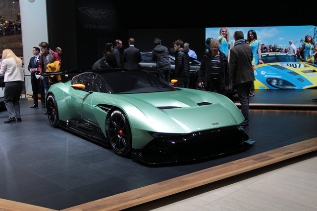 Aston Martin Vulcan: Der Sportwagenhersteller Aston Martin zeigt den Vulcan. Der auf 24 Exemplare limitierte Supersportler schöpft über 800 PS aus einem 7,0 Liter großen V12-Motor und ist nicht für den Straßenverkehr zugelassen.
Dafür entspricht er laut Aston Martin aber sämtlichen Sicherheitsvorgaben des Motorsportverbands FIA. Käufer erhalten die Möglichkeit, an einem Rennstreckentraining teilzunehmen. | Foto: Karl Künstner