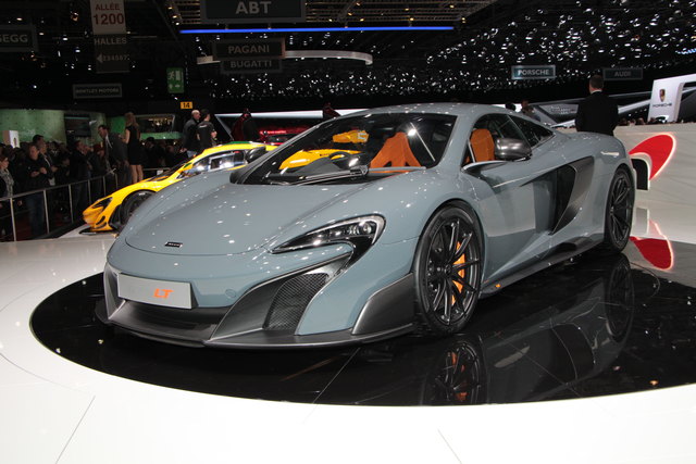McLaren 675 LT: Die Entwicklung des McLaren 675LT ging nicht nur im Windkanal über die Bühne, er verfügt auch über mehr Leichtbaukomponenten als der 650S und bringt 1230 Kilogramm auf die Waage. Damit hat der um 18 kW/25 PS auf 496 kW/675 PS erstarkte V8-Mittelmotor mit 3,8 Litern Hubraum und Doppelturbo leichtes Spiel, wie ein Blick ins Datenblatt nahelegt: Das Auto beschleunigt in 2,9 Sekunden auf 100 km/h und weiter bis 330 km/h. Dabei liegen bis zu 700 Newtonmeter Drehmoment an. | Foto: Karl Künstner