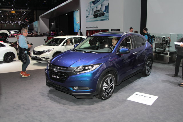 Honda HR-V: Für den HR-V stehen zwei Motoren zur Wahl: Der Benziner schöpft aus 1,5 Litern Hubraum 96 kW/130 PS, als Alternative zur 6-Gang-Handschaltung wird ein stufenloses Automatikgetriebe verfügbar sein. Das 1,6 Liter große und 88 kW/120 PS starke Dieselaggregat gibt es nur in Kombination mit manueller Schaltung. Beide Motoren erfüllen die Euro-6-Abgasnorm. | Foto: Karl Künstner