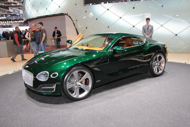Bentley EXP: Bentley liebäugelt mit einem weiteren Sportwagen, der den Continental GT flankieren soll. Als ersten Ausblick auf diese kommende Baureihe hat die britische VW-Tochter die Studie EXP10 Speed 6 virgestellt. Nachdem mit dem SUV die vierte Baureihe in der Pipeline ist, könnte das der Bentley Nummer fünf werden. | Foto: Karl Künstner