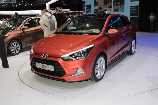Hyundai i20 Coupe: Durch das geänderte Heck wächst das Kofferraumvolumen gegenüber dem Fünftürer um 10 auf 336 Liter. Zu den exklusiven Ausstattungsmerkmalen des i20 Coupé zählen zum Beispiel elektrisch verstellbare Sitze mit Memory-Funktion. Für den Dreitürer stehen je zwei Otto- und Dieselmotoren zur Wahl, die ein Leistungsspektrum von 62 kW/84 PS bis 74 kW/100 PS abdecken. Für beide Karosserievarianten will Hyundai später einen neuen Dreizylinder-Turbobenziner mit 74 kW/100 PS oder 88 kW/120 PS anbieten. | Foto: Karl Künstner