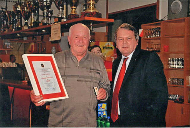 WFV-Präsident Robert Sedlacek (r.) überreichte FavAC-Präsident Franz Leopold die goldene Ehrennadel. | Foto: WFV