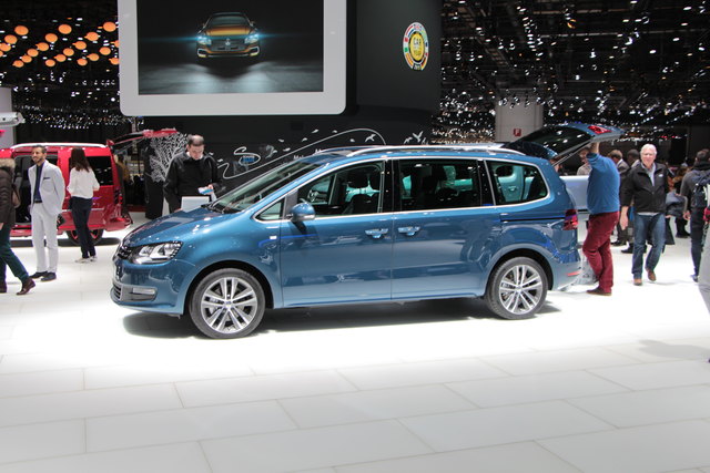 VW Sharan: Das komplette Motorenprogramm des Sharan wird auf Euro-6-Aggregate umgestellt. Die neuen Triebwerke sollen bis zu 15 Prozent Sprit verbrauchen. Zur Auswahl stehen zwei Benziner mit 110 KW/150 PS und 162 kW/220 PS sowie drei Selbstzünder. Während der Basis-Diesel unverändert 85 kW/115 PS leistet, kommen die beiden anderen künftig auf 110 kW/150 PS und 135 kW/184 PS. Bis auf den schwächsten Selbstzünder können alle Motoren auch mit einem Doppelkupplungsgetriebe kombiniert werden. Den 150-PS-Diesel | Foto: Karl Künstner