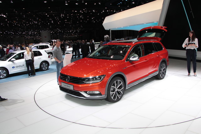 VW Passat Alltrack: Den VW Passat gibt es ab September wieder als Schlechtwege-Kombi Alltrack. Allradantrieb, drei Zentimeter mehr Bodenfreiheit, Kunststoffplanken und ein speziell abgestimmtes Stabilitätssys­tem zeichnen die Neuauflage aus.
Für Vortrieb sorgen zwei Benziner und drei Diesel mit 110 kW/150 PS bis 176 kW/240 PS Leistung. Bei den stärkeren Motoren ist ein Doppelkupplungsgetriebe Serie. | Foto: Karl Künstner