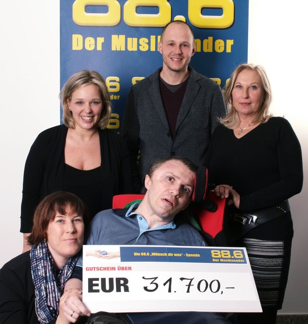 Hinten v.l.n.r. 88.6 Moderatorin Irene Pravits, 88.6 Programmdirektor Bernhard Feichter, Christine Brunhölzl vom Verein "Auf Augenhöhe", vorne v.l.n.r. Ehefrau Claudia und Jürgen | Foto: 88.6 Der Musiksender