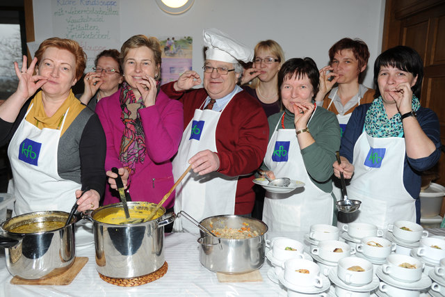 Benefizsuppenessen der Katholischen Frauenbewegung in Euratsfeld: Unter anderem schenkten die kfb-Damen sowie Pfarrer und Dechant Johann „Jonny“ Berger und die kfb-Vorsitzende der Diözese St. Pölten, Anna Rosenberger, Suppen aus – für den guten Zweck. | Foto: Zarl