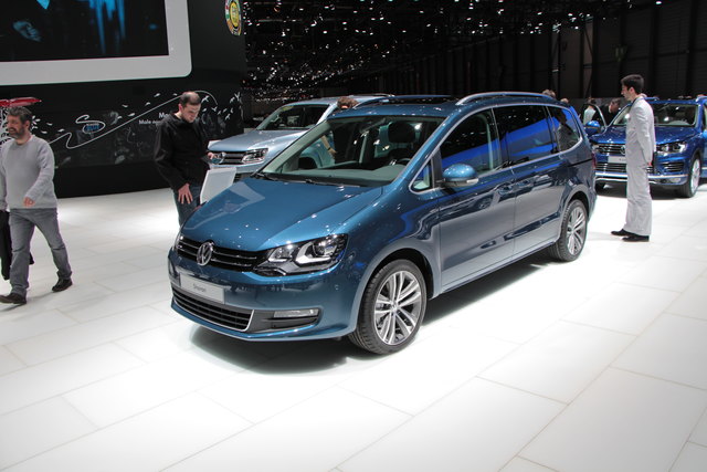 VW Sharan: Neben der Antriebspalette bringt VW die Ausstattung des Sharan auf Vordermann: Die Betriebssysteme Apple Carplay und Android Auto von Google halten Einzug in den Van. Die Multi-Kollisionsbremse und der Notbremsassistent für den Stadtverkehr sind künftig serienmäßig. Gegen Aufpreis gibt es einen weiterentwickelten Parkassistenten. Optisch ändert sich wenig: Die Fahrzeugleuchten wurden neu gestaltet und das Interieur mit ein paar Zierelementen aufgewertet. | Foto: Karl Künstner