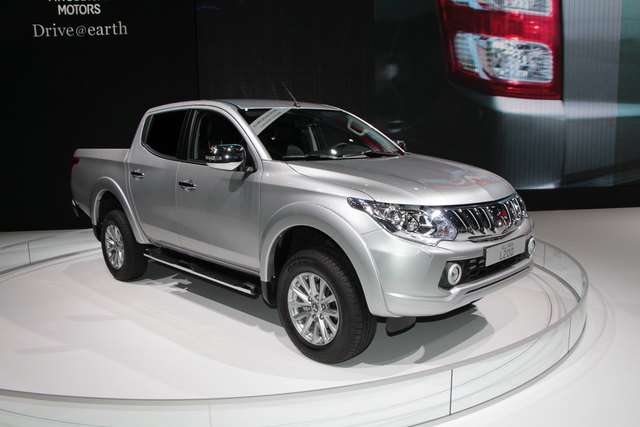 Mitsubishi L200: Neben einem schnittigeren Design präsentiert sich die neue Generation des Mitsubishi L200 mit einer komfortableren Ausstattung.
Unter der Haube arbeitet ein neuer 2,4-Liter-Diesel mit wahlweise 113 kW/154 PS oder 133 kW/181 PS, der mit Sechs-Gang-Handschaltung oder fünfstufiger Automatik kombiniert werden kann. Die Markteinführung ist im Sommer. | Foto: Karl Künstner