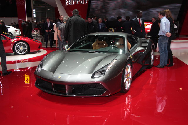Ferrari 488 GTB: Das 3,9 Liter große Biturbo-Aggregat wurde modifiziert und die Leistung auf 493 kW/670 PS gesteigert. Das maximale Drehmoment liegt bei 760 Newtonmetern.
Entsprechend zügig kommt der Mittelmotor-Sportwagen laut Ferrari in Fahrt: 3 Sekunden dauert es, bis der Tacho Tempo 100 anzeigt, nach weiteren 5,3 Sekunden sollen 200 km/h erreicht sein. Erst jenseits von 330 km/h ist die Höchstgeschwindigkeit erreicht. | Foto: Karl Künstner
