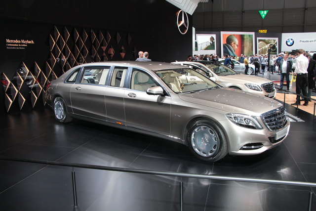 Mercedes Maybach  S 600 Pullmann: Gegenüber der ohnehin schon verlängerten Maybach S-Klasse hat Mercedes den Pullman noch einmal um einen guten Meter verlängert und den Radstand auf 4,42 Meter erweitert. Das Dach wird für mehr Kopffreiheit und einen bequemeren Zustieg um zehn Zentimeter angehoben. Der Fond bietet Platz für zwei zusätzliche Sitze. Während die VIP-Passagiere in Komfortsesseln mit Arbeitstisch reisen, sitzen dort entgegen der Fahrtrichtung Protokollbeamte oder Dolmetscher. | Foto: Karl Künstner