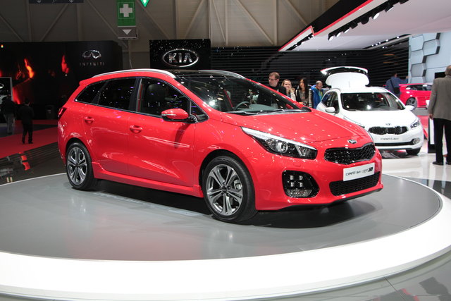 Kia Ceed SW GT LIne: Kia steckt sein Kompaktmodell Cee‘d in einen Sportlerdress. Angelehnt an das Hochleistungsmodell Cee‘d GT führt der Hersteller im vierten Quartal 2015 die GT Line ein. Sie beschert dem Drei- und Fünftürer sowie dem Kombi unter anderem tiefer gezogene Stoßfänger, Doppelauspuff, Spezialfelgen und ein besonderes Interieur.
Im Cee‘d GT Line halten außerdem ein neuer Dreizylinder mit 88 kW/120 PS und ein siebenstufiges Doppelkupplungsgetriebe Einzug. | Foto: Karl Künstner