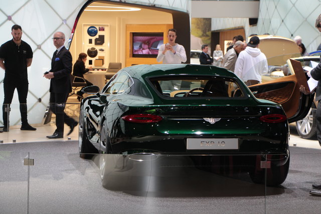 Bentley EXP: Den Unterschied zum Gran Turismo sollen vor allem das Format und das Fahrverhalten machen. Während der Continental als 2+2-Sitzer ausgelegt ist, hat das neue Modell nur zwei Sitze, ist konsequenter denn je auf den Fahrer zugeschnitten und soll deutlich agiler werden. Im Dreiklang Driving, Performance und Luxury liegt die Betonung hier diesmal ganz klar auf dem ersten Element.“ | Foto: Karl Künstner