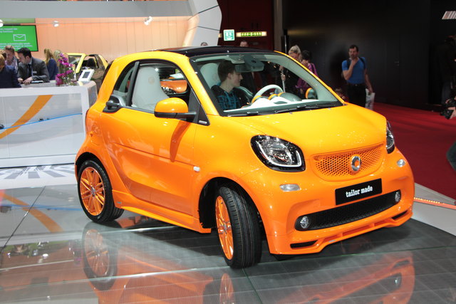Smart fortwo: Der Smart treibt es künftig noch bunter und individueller: Ab sofort bietet Daimler-Partner Brabus auch für die neue Generation des Kleinwagens das „tailor made“-Programm an. Dabei können Kunden ihren Wagen ganz nach den eigenen Vorstellungen verändern lassen … | Foto: Karl Künstner