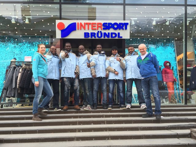 Das „Afrikanische Rodelteam“ mit Manfred Rogetzer & Theresa Schernthaner (beide Intersport Bründl) | Foto: Bründl Gruppe, 2015