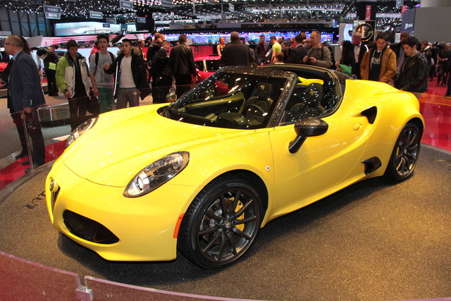 Alfa Romeo C4 Spieder: Der Alfa Romeo 4C Spider hat eine Art Targa-Dach, das sich auf Knopfdruck elektrisch über dem Vierzylindermotor im Heck zusammenfaltet. Das 1,8 Liter große Turbo-Triebwerk leistet wie beim Coupé 176 kW/240 PS. Die 60 Kilogramm Zusatzgewicht beeinträchtigen den Fahrspaß dabei nicht: Der Spider beschleunigt aus dem Stand in 4,5 Sekunden auf 100 km/h, das Spitzentempo liegt bei mehr als 250 km/h. Der Zweisitzer kommt diesen Sommer auf den Markt. | Foto: Karl Künstner